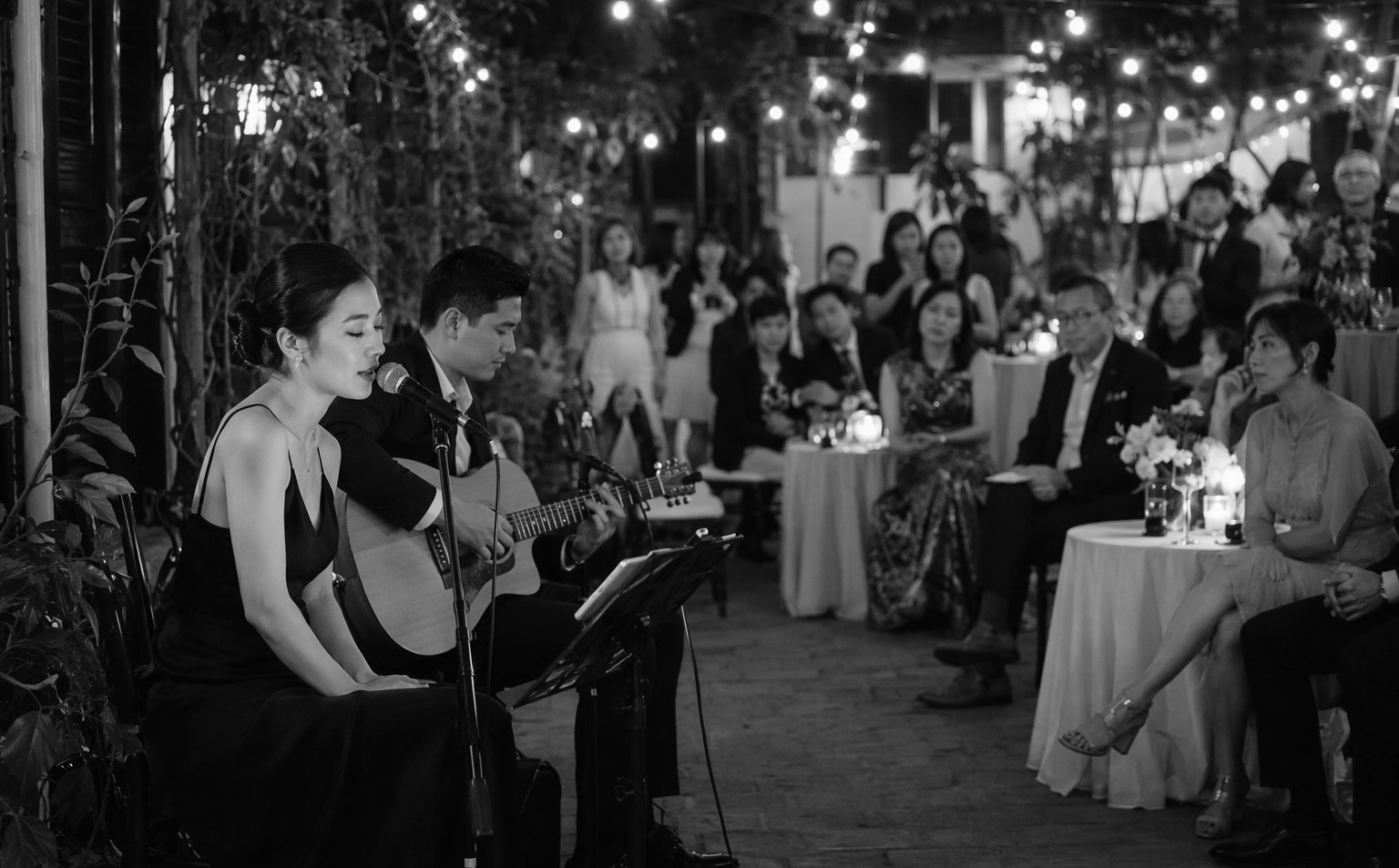 Acoustic duo performing live music at a Singapore wedding solemnisation cocktail hour